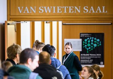 Participants entering the hall in the morning — Picture: MedUni Wien / Marko Kovic